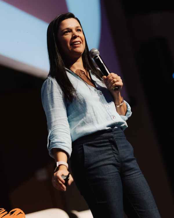 Cecília Lauriano palestrando